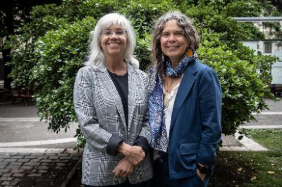 Colinda Clyne y Ruth Beatty, académicas de la Facultad de Educación en la Universidad Lakehead, fueron invitadas al Congreso Tecnológico Indígena 2024 organizado por la la Facultad de Ciencias Físicas y Matemáticas de la Universidad de Chile. 